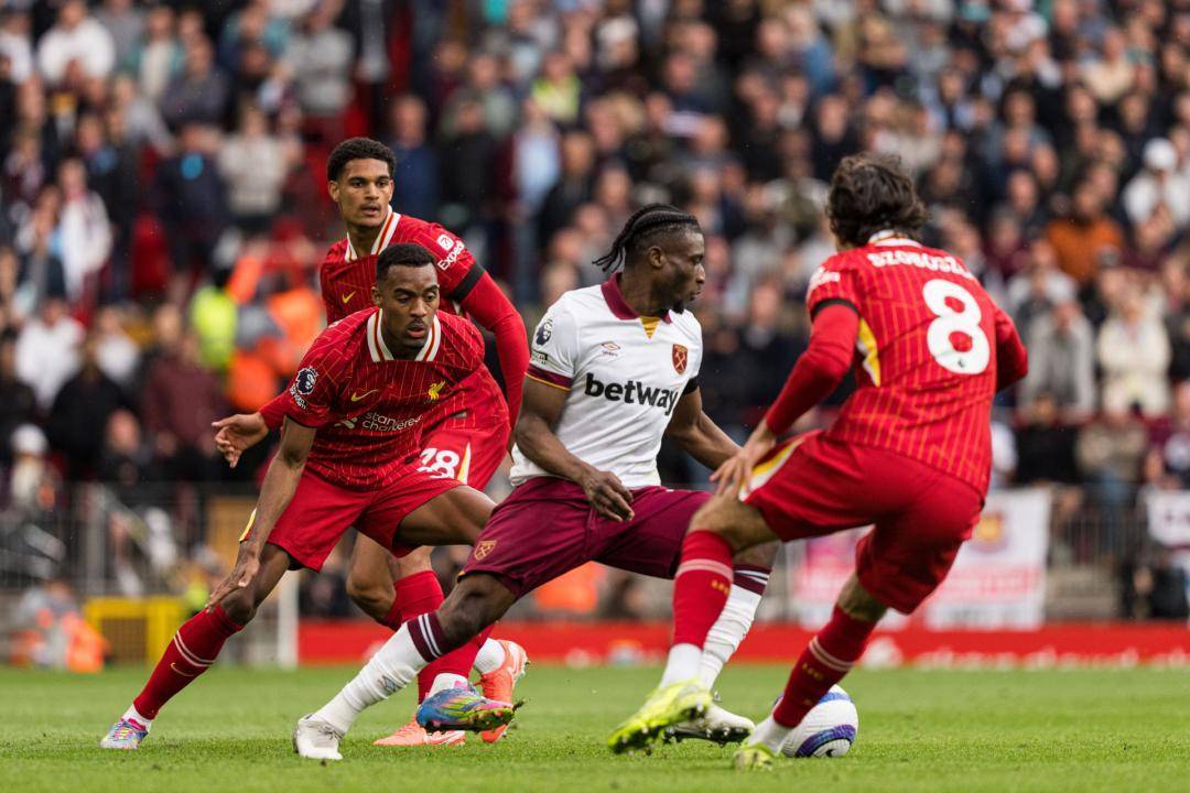 9500万！米兰死咬天价，拜仁挖角莱奥恐梦碎？父亲密谈引爆悬念